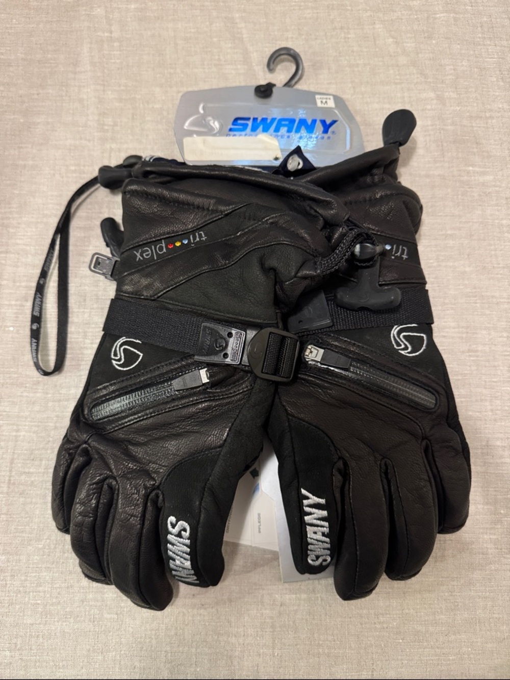 Swany Women's Black Insulated Ski and Snowboard Gloves - Medium